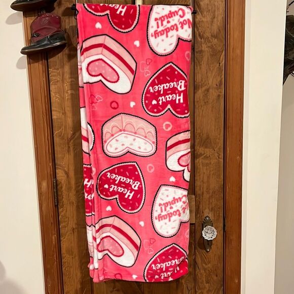 BWT Betsey Johnson Valentine throw - Picture 1 of 4